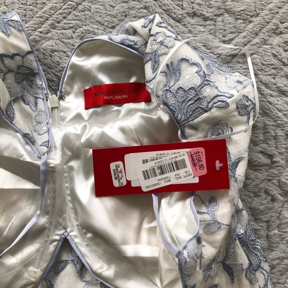 Gorgeous curve hugging falling prom dress - Picture 3 of 3